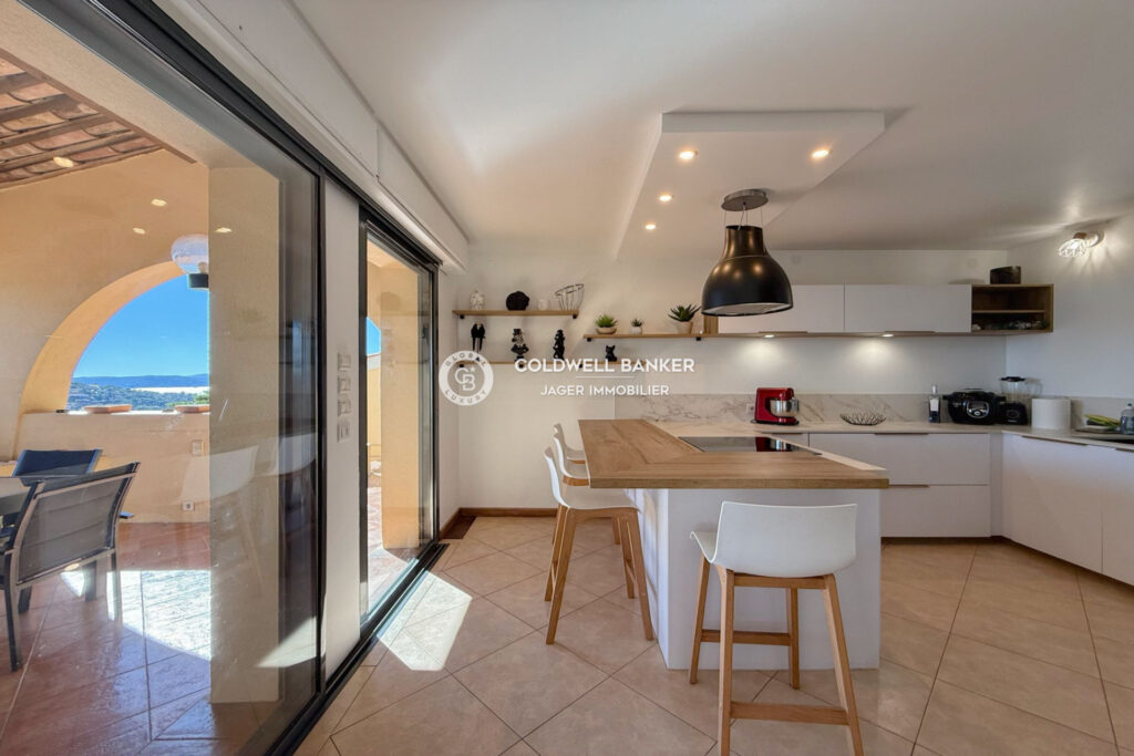 Superbe villa 6 chambres avec vue panoramique mer et collines  – 8 pièces – 6 chambres – 249.00 m²