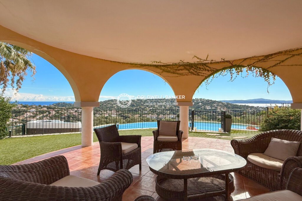 Superbe villa 6 chambres avec vue panoramique mer et collines  – 8 pièces – 6 chambres – 249.00 m²