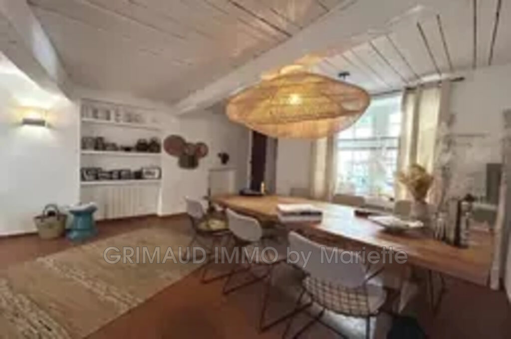 maison de village avec piscine, garage et terrasse tropezienne – 5 pièces – 3 chambres – 202.00 m²