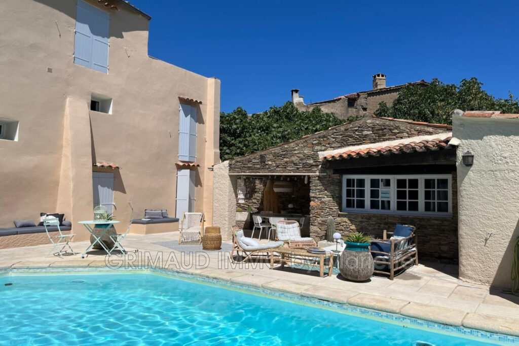 maison de village avec piscine, garage et terrasse tropezienne – 5 pièces – 3 chambres – 202.00 m²