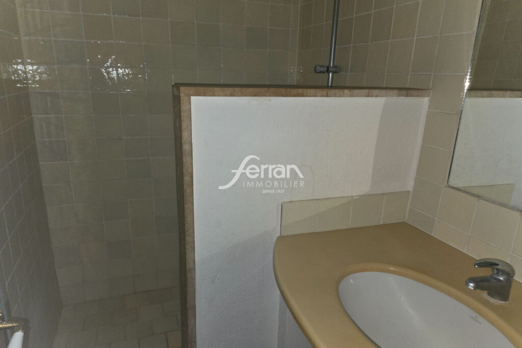 À vendre à Salernes bastide avec 5 chambres et un terrain de 2 – 8 pièces – 5 chambres – 140.00 m²