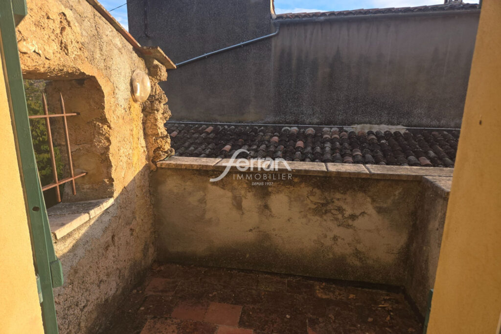 À vendre à Salernes bastide avec 5 chambres et un terrain de 2 – 8 pièces – 5 chambres – 140.00 m²