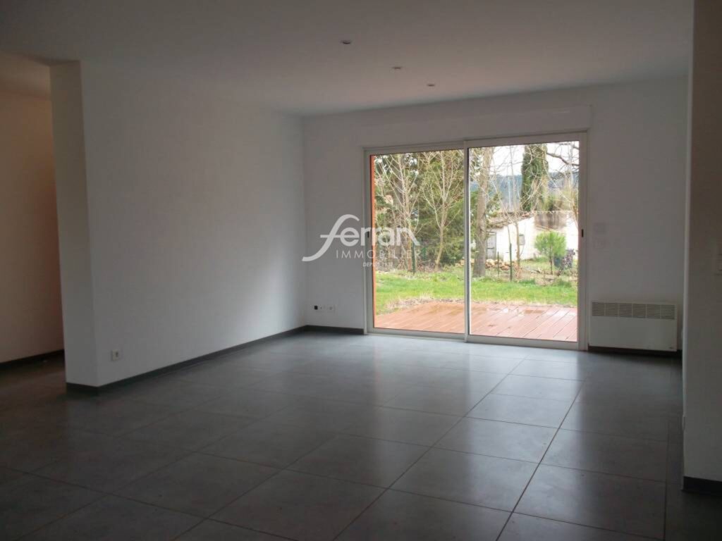 À vendre idéal investisseur à Villecroze maison T4 avec jardin – 4 pièces – 3 chambres – 77.00 m²