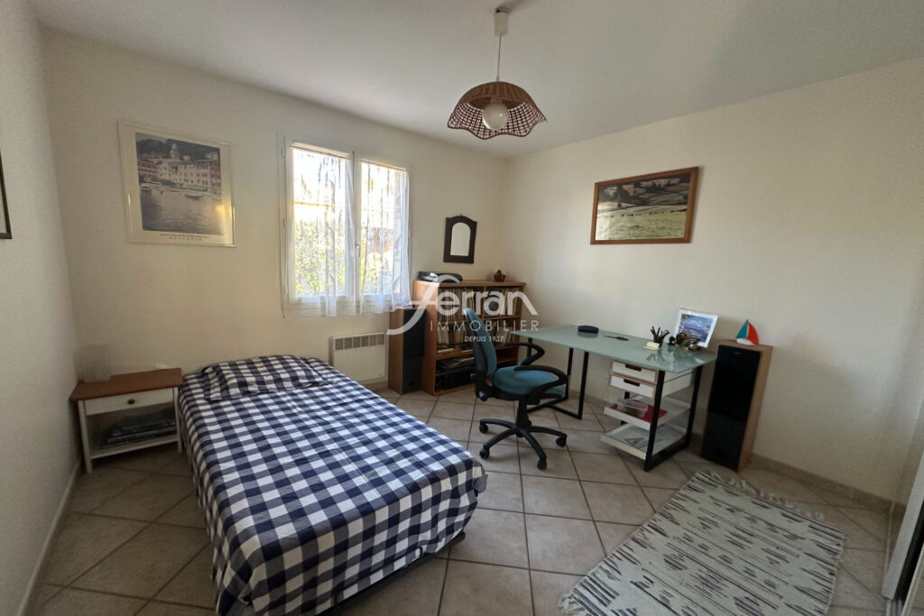 Maison d’environ 100m² sur un terrain d’environ 700 m². – NR pièces – 3 chambres – 99.93 m²