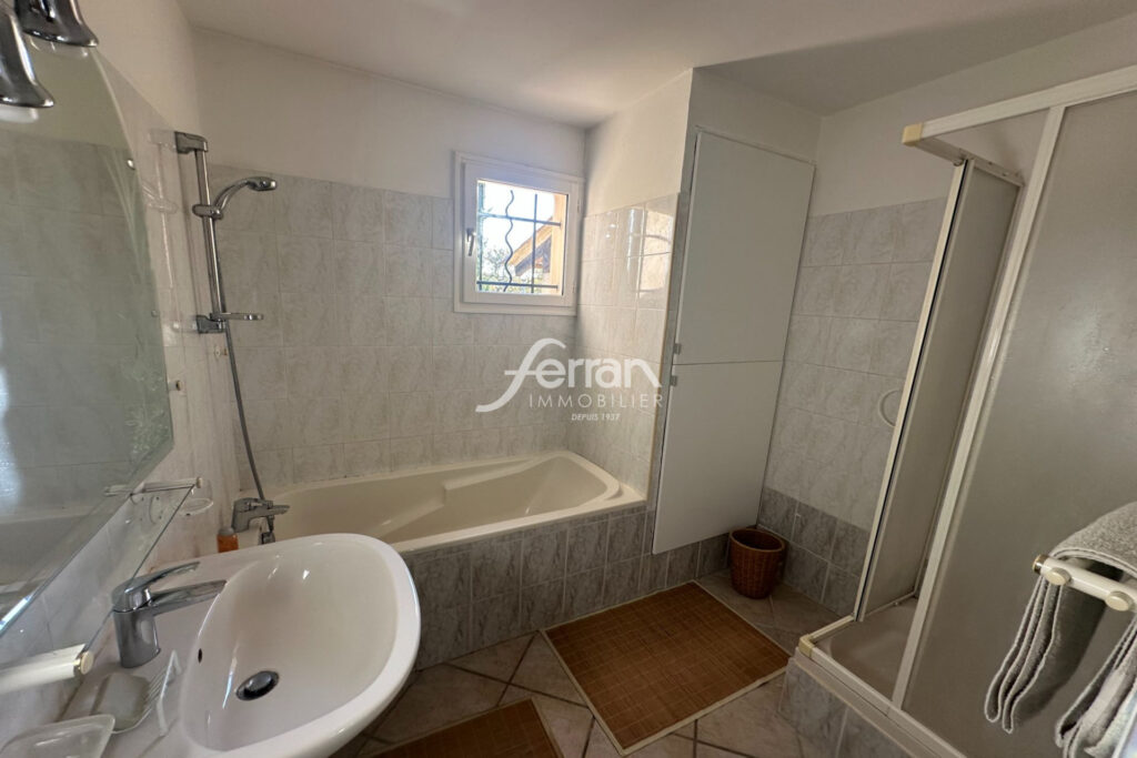 Maison d’environ 100m² sur un terrain d’environ 700 m². – NR pièces – 3 chambres – 99.93 m²