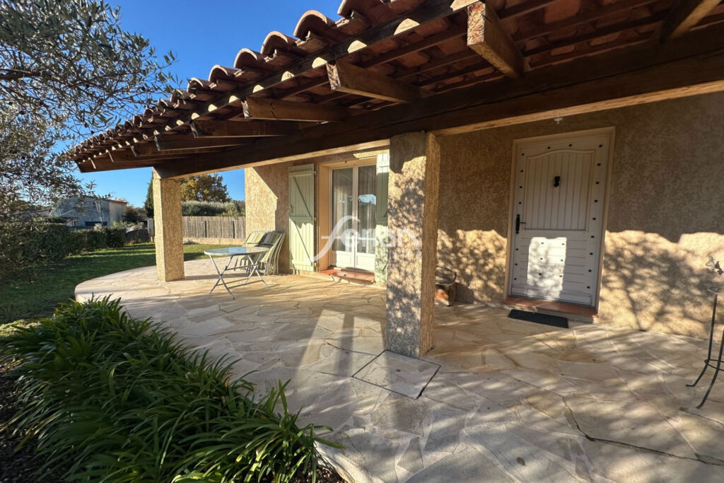 Maison d’environ 100m² sur un terrain d’environ 700 m². – NR pièces – 3 chambres – 99.93 m²