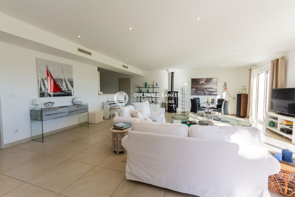 Élégante maison de plain-pied vue collines  – 4 pièces – 3 chambres – 135.00 m²