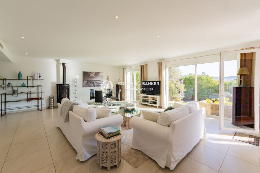 Élégante maison de plain-pied vue collines  – 4 pièces – 3 chambres – 135.00 m²