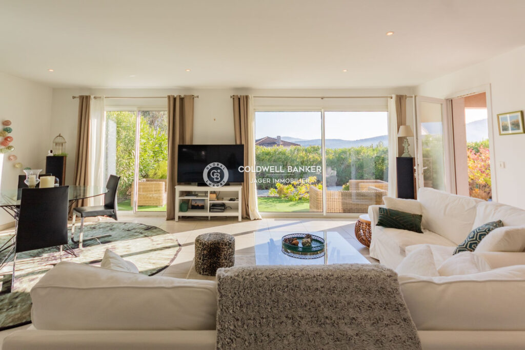 Élégante maison de plain-pied vue collines  – 4 pièces – 3 chambres – 135.00 m²