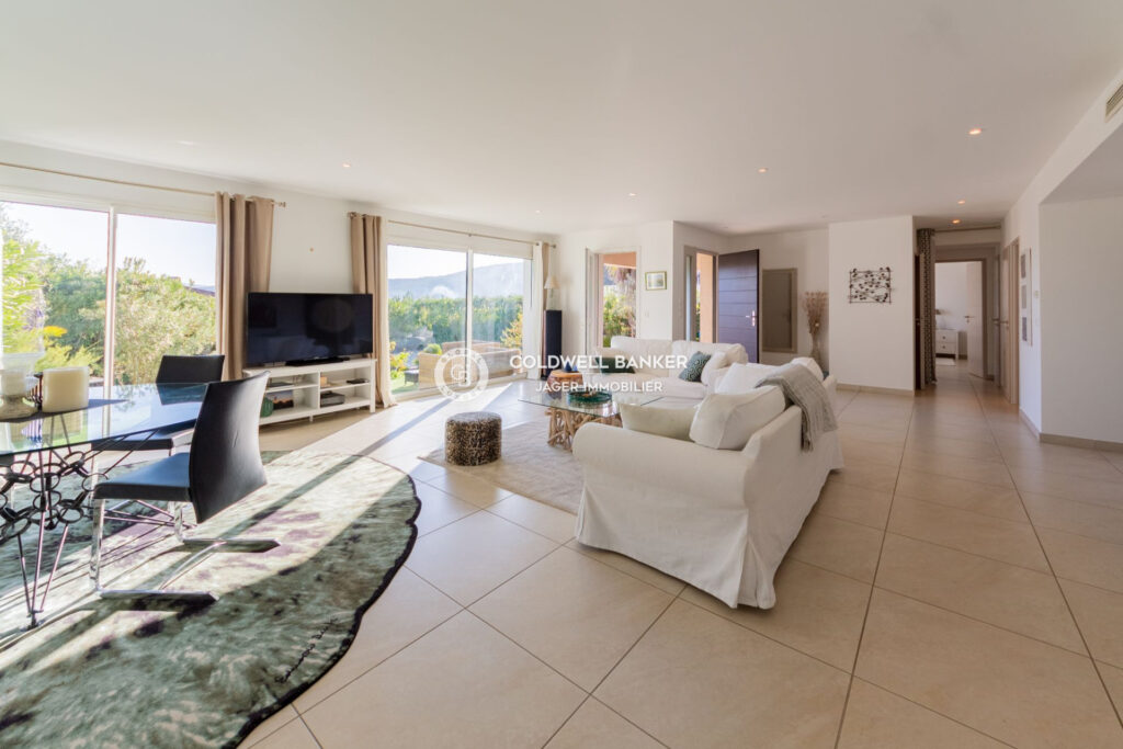 Élégante maison de plain-pied vue collines  – 4 pièces – 3 chambres – 135.00 m²