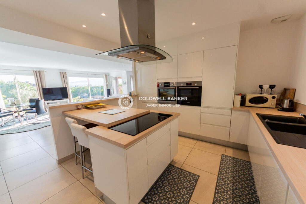 Élégante maison de plain-pied vue collines  – 4 pièces – 3 chambres – 135.00 m²