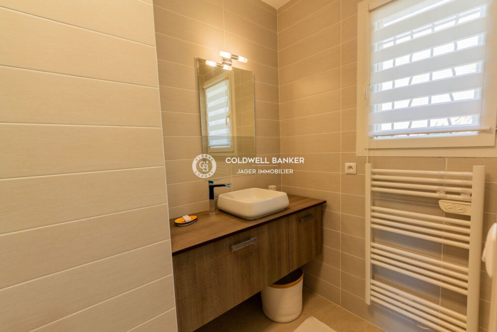 Élégante maison de plain-pied vue collines  – 4 pièces – 3 chambres – 135.00 m²