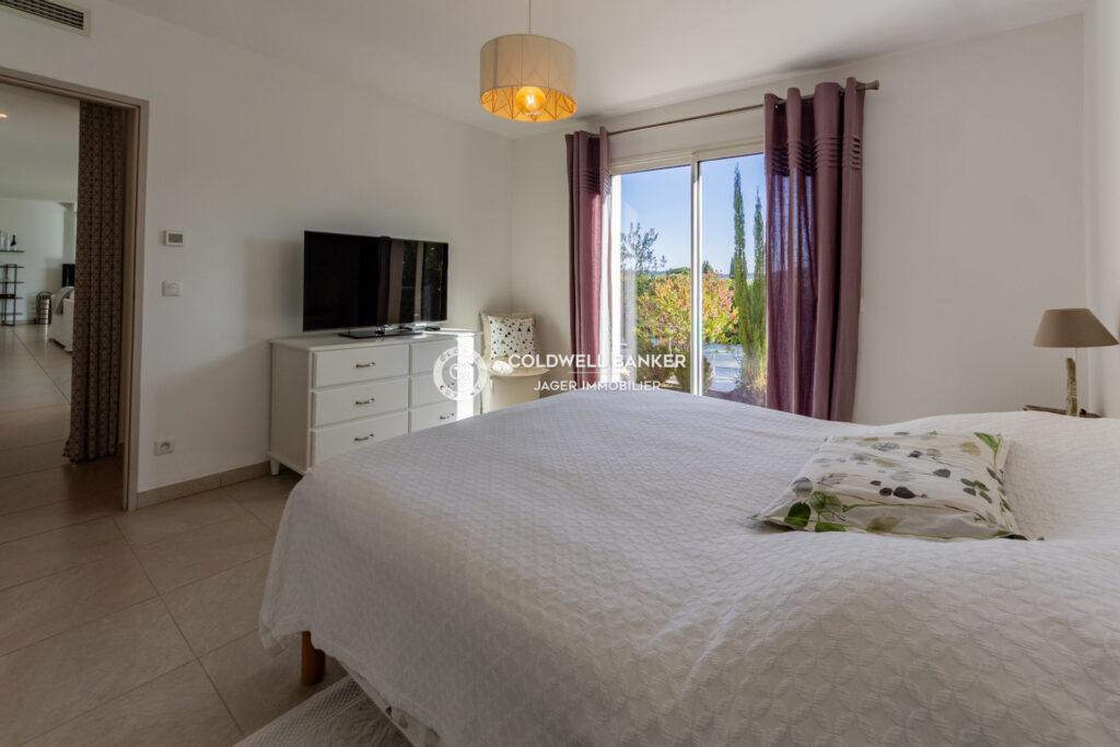 Élégante maison de plain-pied vue collines  – 4 pièces – 3 chambres – 135.00 m²