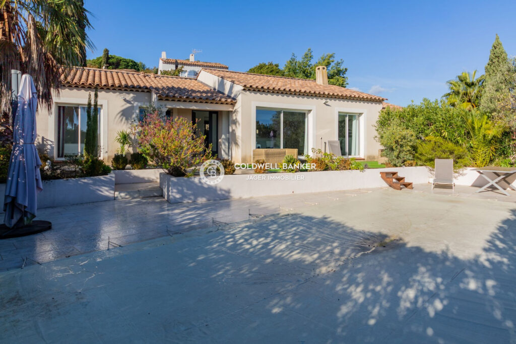 Élégante maison de plain-pied vue collines  – 4 pièces – 3 chambres – 135.00 m²