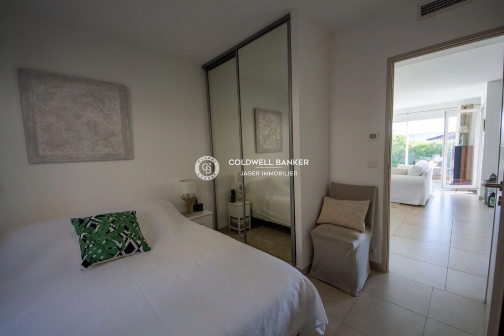 Élégante maison de plain-pied vue collines  – 4 pièces – 3 chambres – 135.00 m²