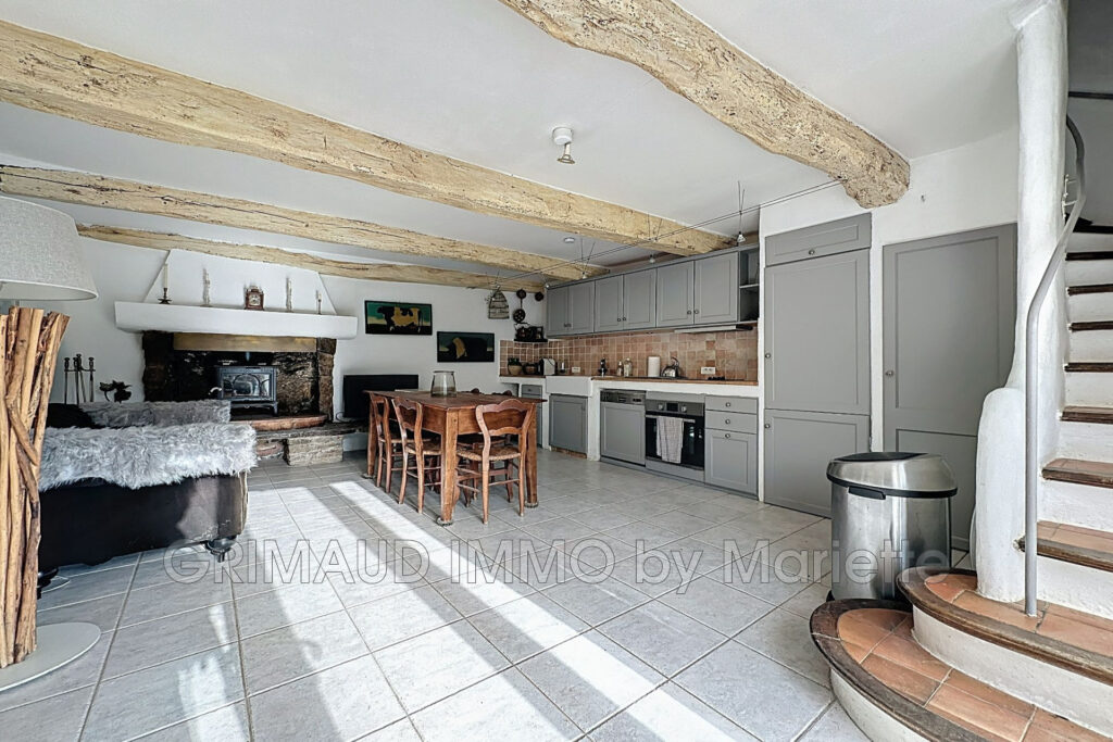 belle maison en pierres dans hameau – 3 pièces – 1 chambre – 88.00 m²