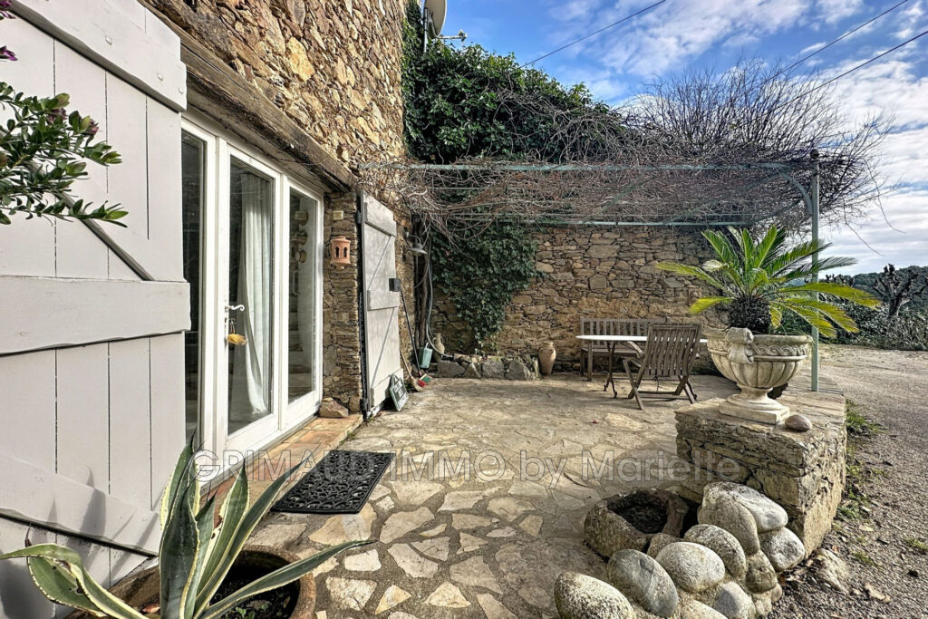 belle maison en pierres dans hameau – 3 pièces – 1 chambre – 88.00 m²