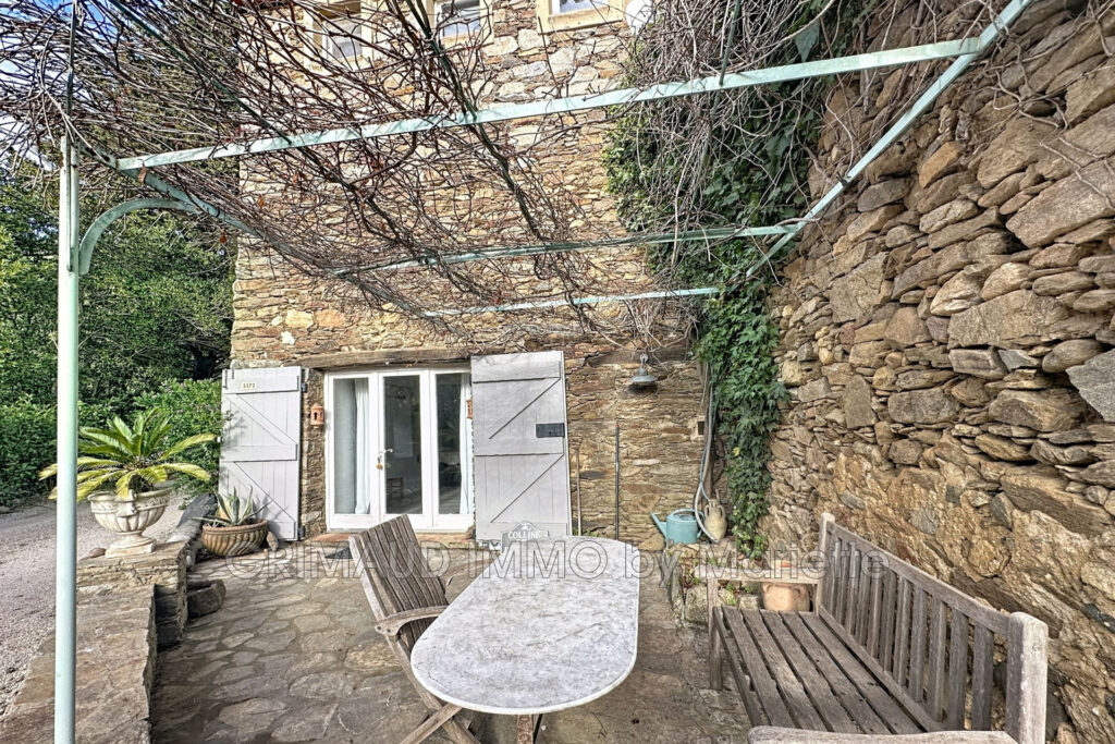 belle maison en pierres dans hameau – 3 pièces – 1 chambre – 88.00 m²