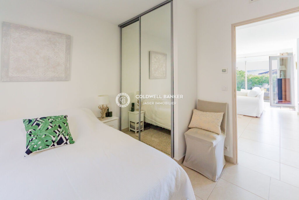 Élégante maison de plain-pied vue collines  – 4 pièces – 3 chambres – 135.00 m²