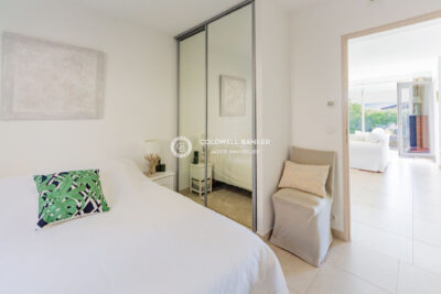 Élégante maison de plain-pied vue collines  – 4 pièces – 3 chambres – 130.00 m²