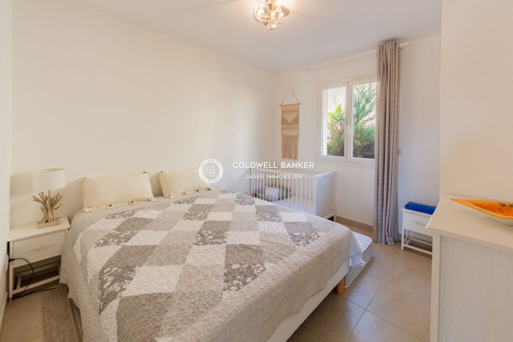 Élégante maison de plain-pied vue collines  – 4 pièces – 3 chambres – 135.00 m²