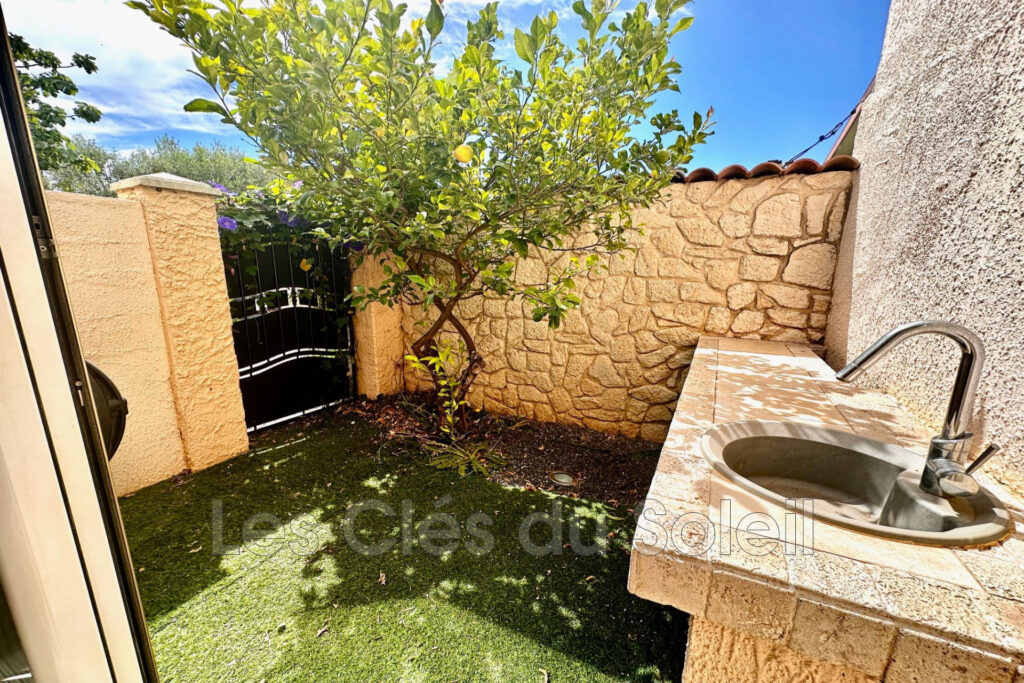 Appartement de 25 m2 en rez de jardin à La Londe les maures.   – 1 pièce – NR chambres – 25.70 m²