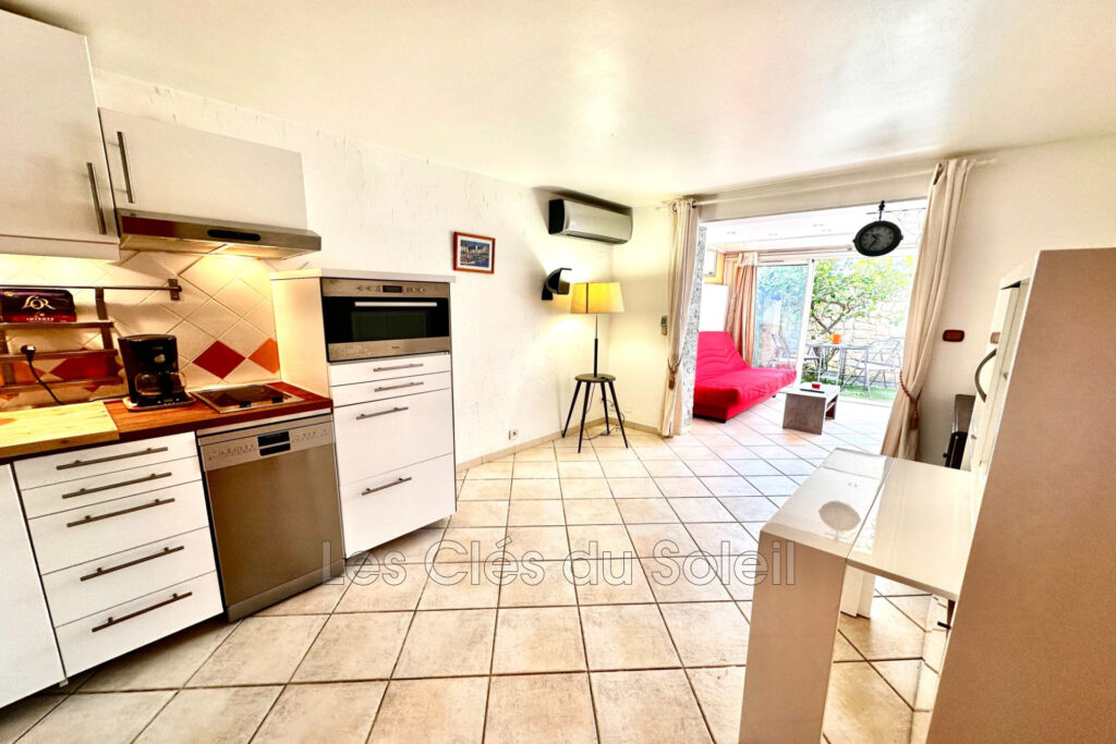 Appartement de 25 m2 en rez de jardin à La Londe les maures.   – 1 pièce – NR chambres – 25.70 m²