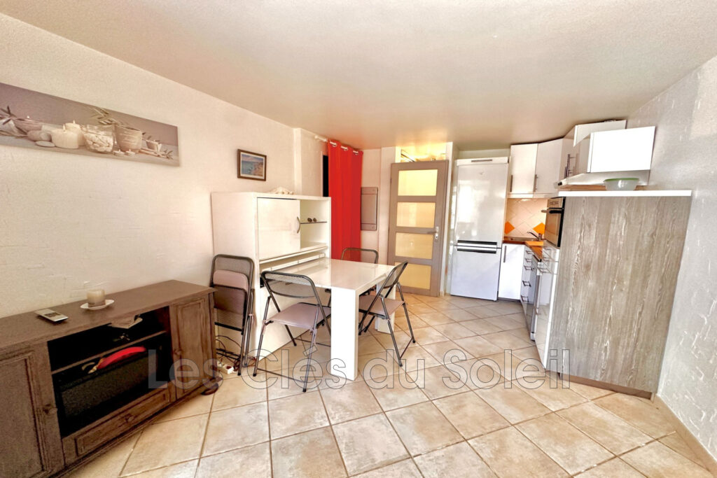 Appartement de 25 m2 en rez de jardin à La Londe les maures.   – 1 pièce – NR chambres – 25.70 m²
