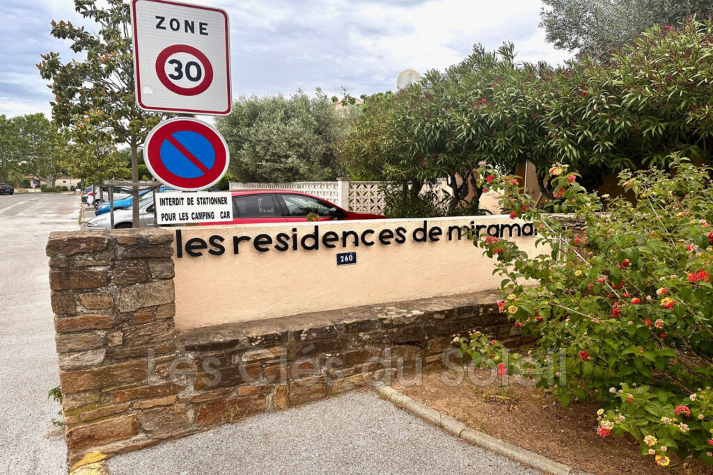 Appartement de 25 m2 en rez de jardin à La Londe les maures.   – 1 pièce – NR chambres – 25.70 m²