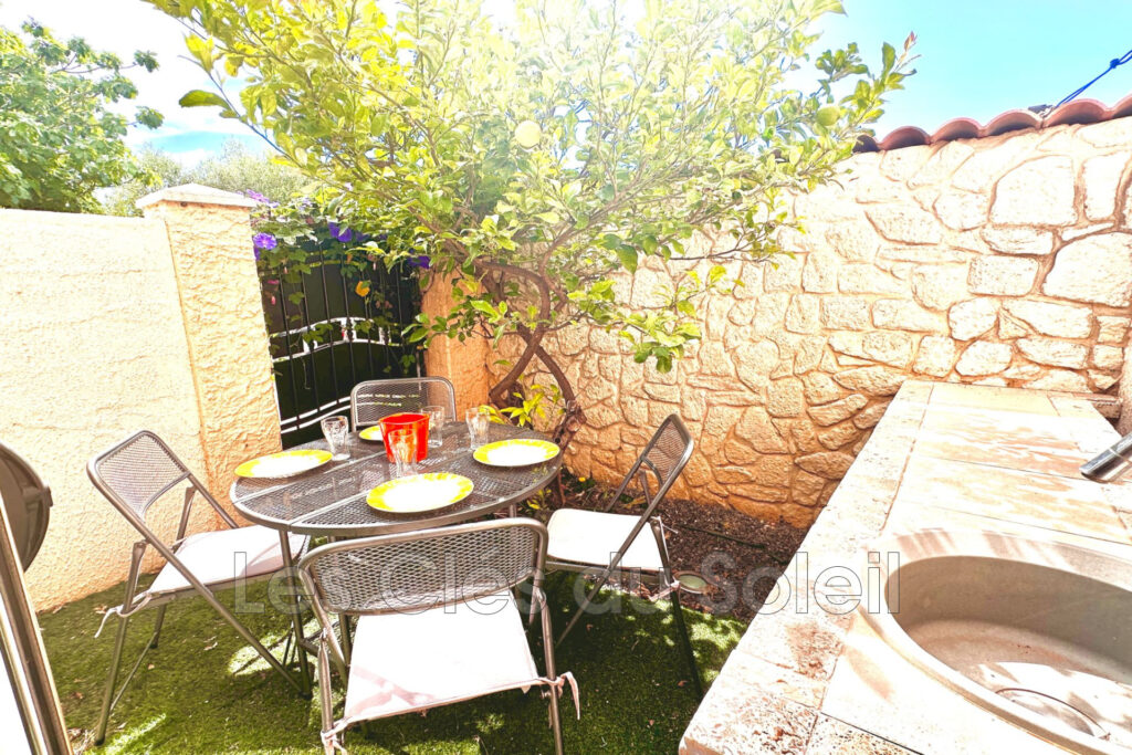 Appartement de 25 m2 en rez de jardin à La Londe les maures.   – 1 pièce – NR chambres – 25.70 m²