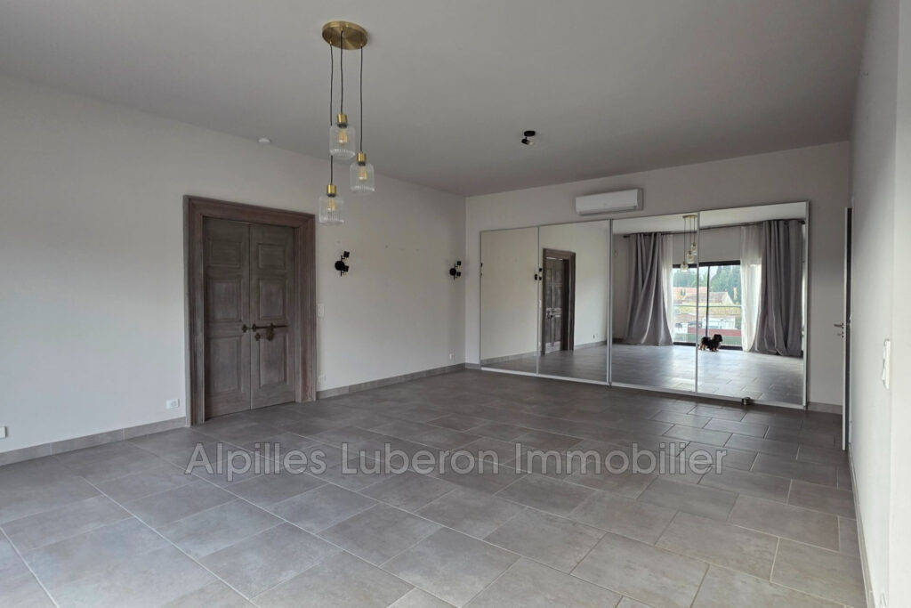 vente hangar 2 Pièce(s) – 2 pièces – 1 chambre – 81.80 m²