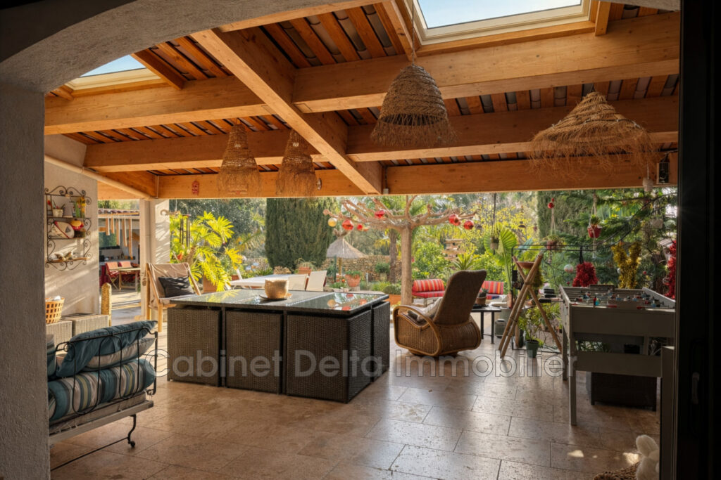 Villa à Sanary, située dans un cadre verdoyant, proche des éco – 6 pièces – 4 chambres – 142.00 m²