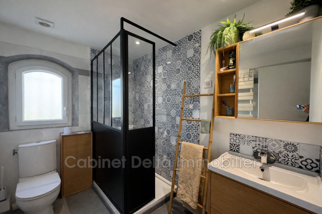 Villa à Sanary, située dans un cadre verdoyant, proche des éco – 6 pièces – 4 chambres – 142.00 m²