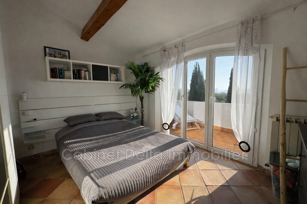 Villa à Sanary, située dans un cadre verdoyant, proche des éco – 6 pièces – 4 chambres – 142.00 m²