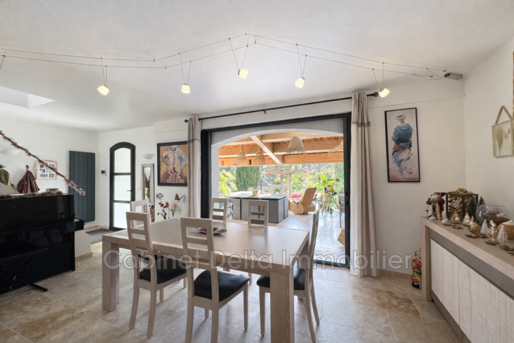 Villa à Sanary, située dans un cadre verdoyant, proche des éco – 6 pièces – 4 chambres – 142.00 m²