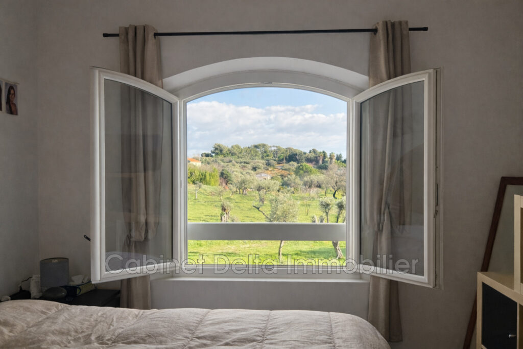 Villa à Sanary, située dans un cadre verdoyant, proche des éco – 6 pièces – 4 chambres – 142.00 m²