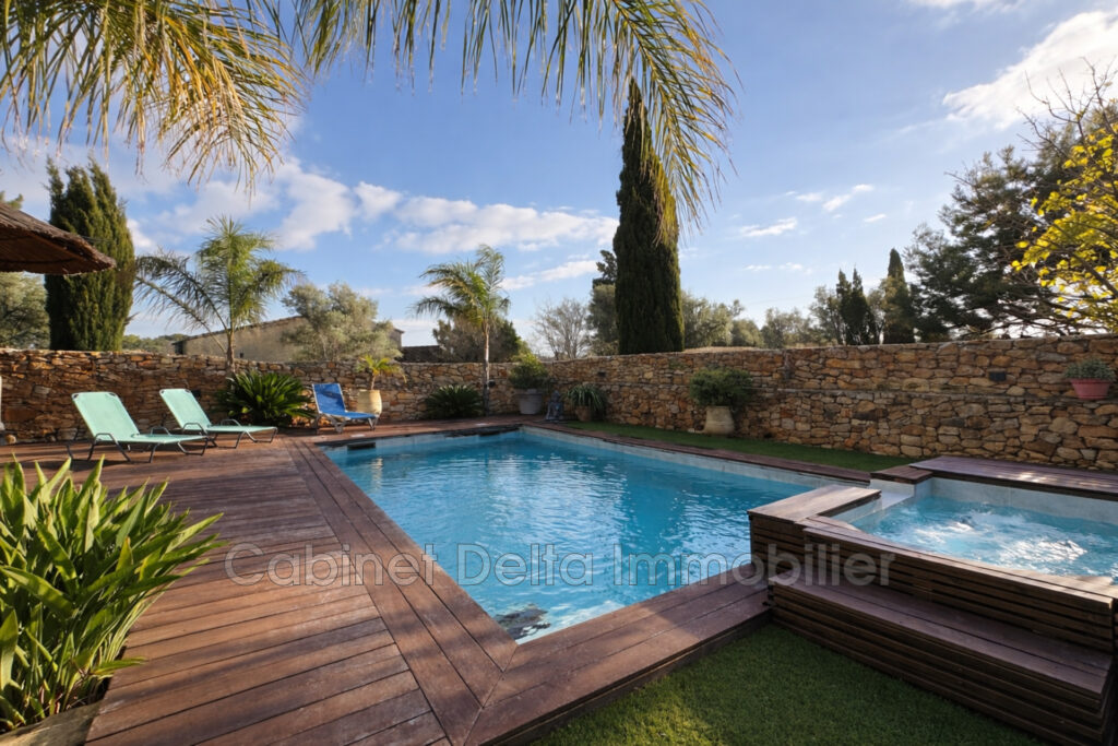 Villa à Sanary, située dans un cadre verdoyant, proche des éco – 6 pièces – 4 chambres – 142.00 m²