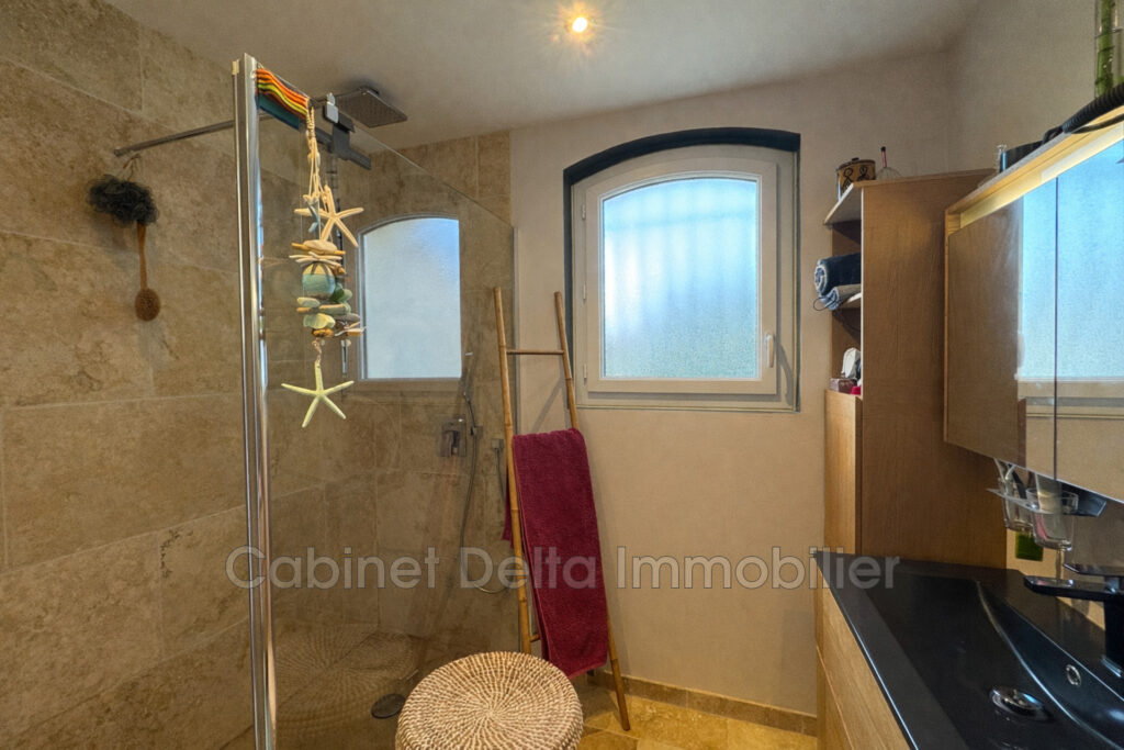 Villa à Sanary, située dans un cadre verdoyant, proche des éco – 6 pièces – 4 chambres – 142.00 m²