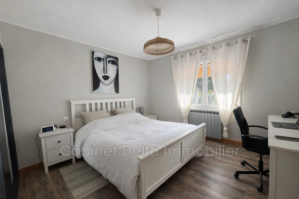 Villa à Sanary, située dans un cadre verdoyant, proche des éco – 6 pièces – 4 chambres – 142.00 m²