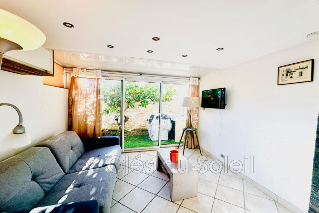 Appartement de 25 m2 en rez de jardin à La Londe les maures.   – 1 pièce – NR chambres – 25.70 m²