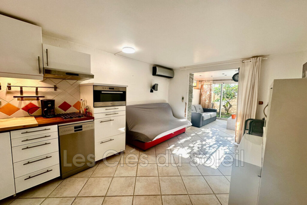 Appartement de 25 m2 en rez de jardin à La Londe les maures.   – 1 pièce – NR chambres – 25.70 m²