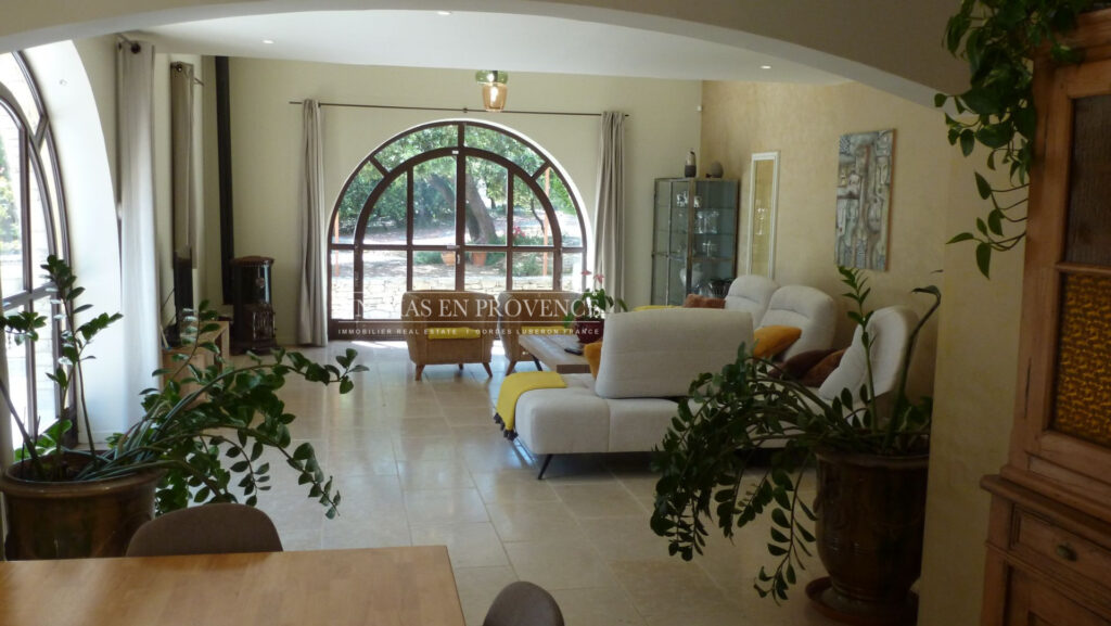 Mas Provençal à Gordes ? Location Saisonnière au Coeur de la Ga – 4 pièces – 3 chambres – 200.00 m²