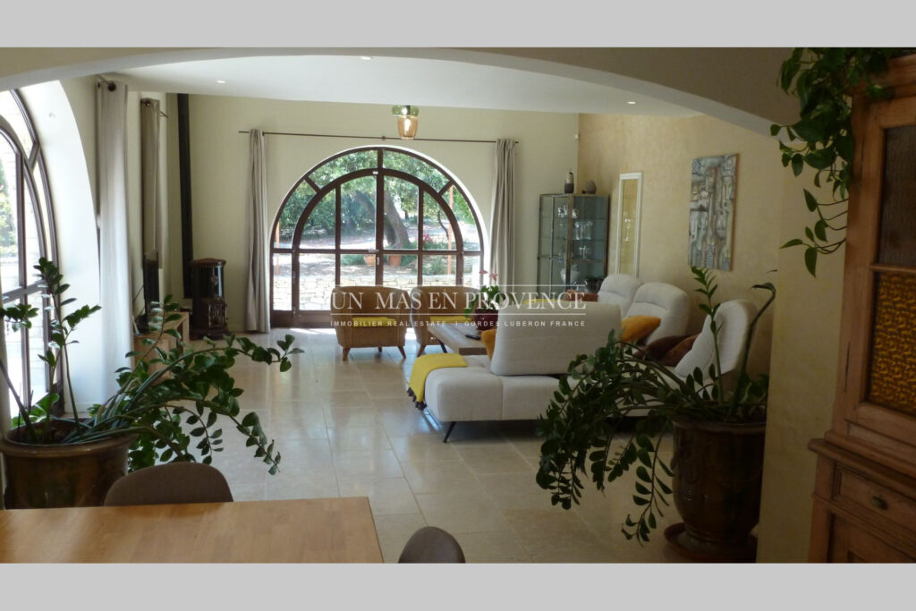 Mas Provençal à Gordes ? Location Saisonnière au Coeur de la Ga – 4 pièces – 3 chambres – 200.00 m²