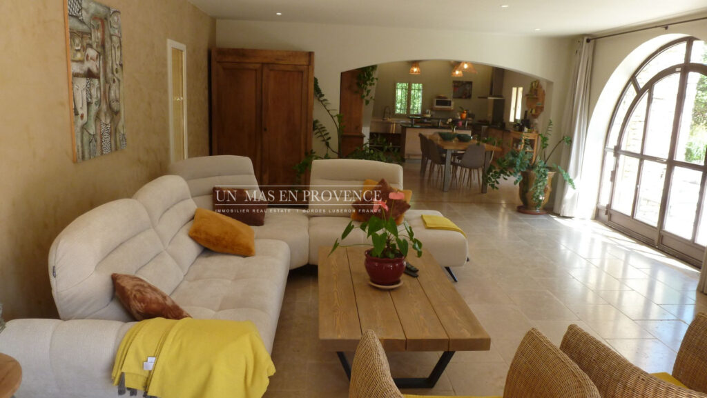 Mas Provençal à Gordes ? Location Saisonnière au Coeur de la Ga – 4 pièces – 3 chambres – 200.00 m²