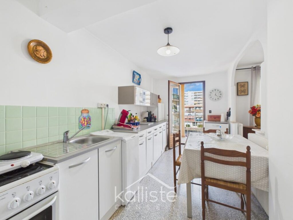 Appartement 4 pièces à Ajaccio Maréchal Juin, avec balcons, cave et parking – 4 pièces – 2 chambres – 81 m²