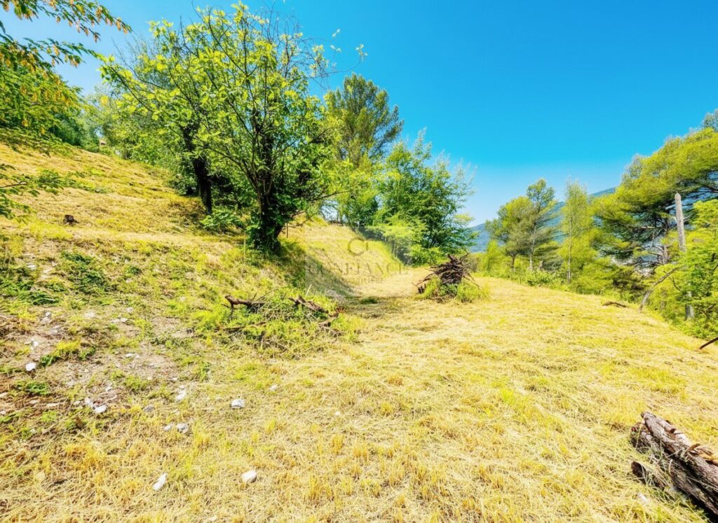 Terrain constructible – NR pièces – NR chambres