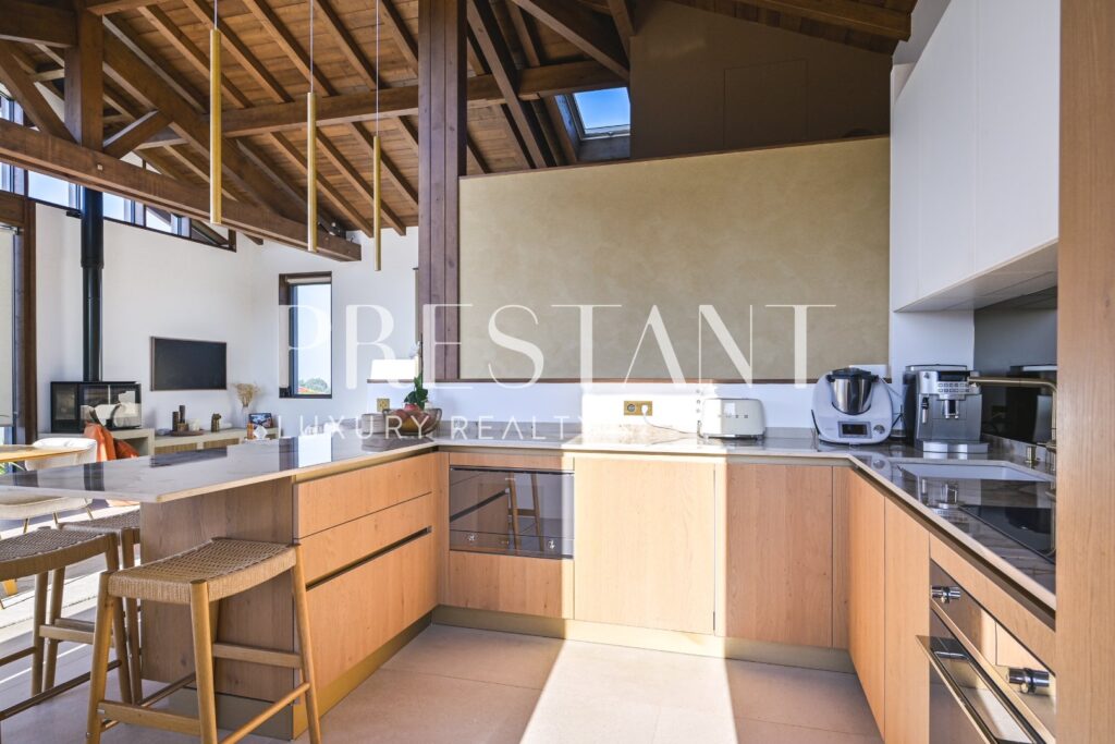 Maison – 6 pièces – 3 chambres – 140 m²