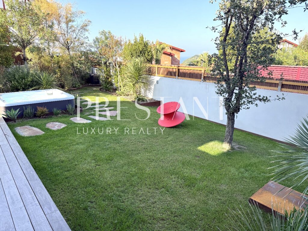 Maison – 6 pièces – 3 chambres – 140 m²