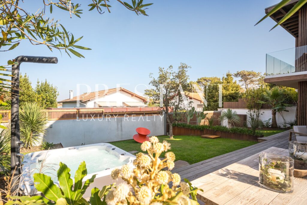 Maison – 6 pièces – 3 chambres – 140 m²