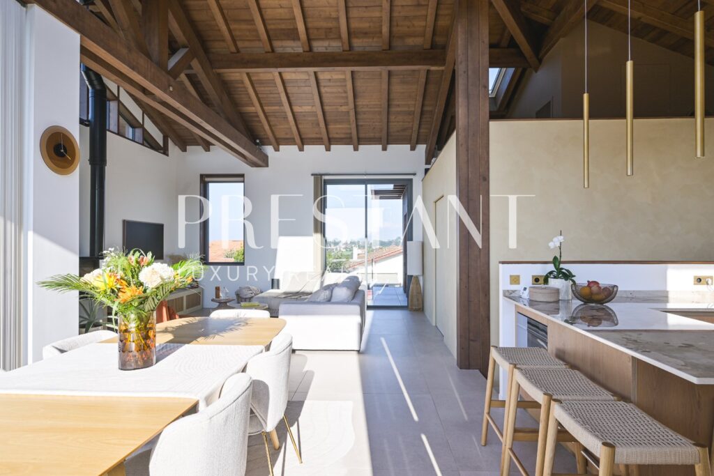 Maison – 6 pièces – 3 chambres – 140 m²